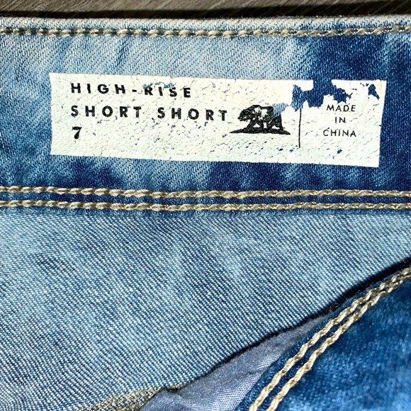 Bullhead high wasted acid wash Jean shorts. - Picture 5 of 7